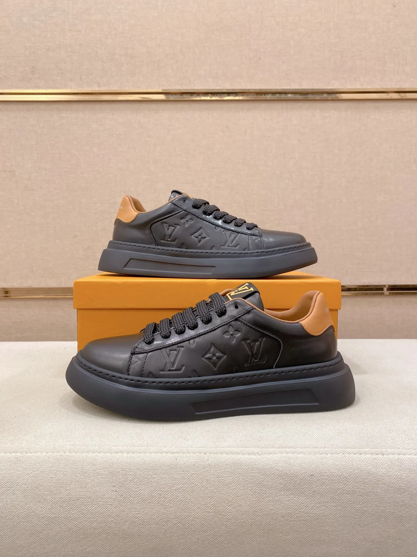 Men's shoes 💰: 480💰🎉🎉LV~Louis Vuitton trendy men's shoes New shipments Latest matching The same style as the official website Super high quality Hot sales of the season [strong] [strong] [strong] Selected first-layer cowhide, comfortable cowhide lining, original last, comfortable on the foot, wear-resistant rubber outsole Size number: 38-44.